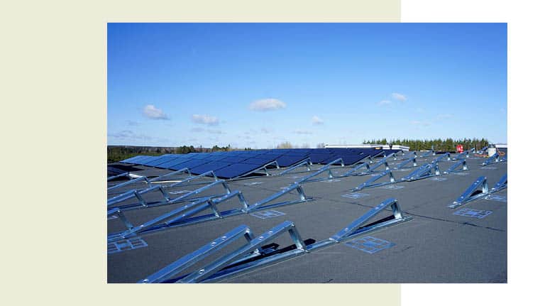 Aurinkovoimala Alavus Ikkunoiden tehtaan katolla