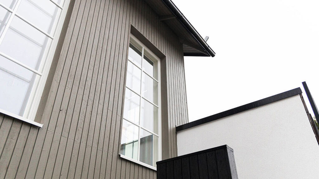 Valkoiset ruutuikkunat