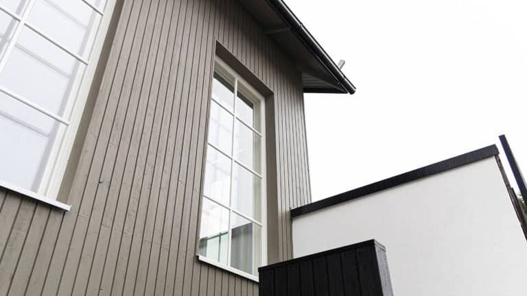 Valkoiset ruutuikkunat