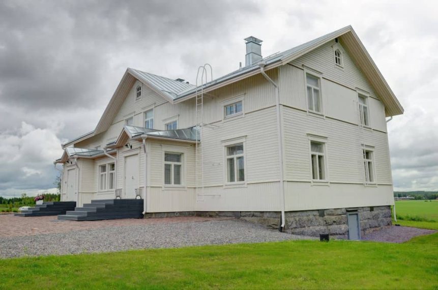 maalaistalon-tmalli-ikkunat Valkoiset t-malliset ikkunat valkoisessa maalaistalossa